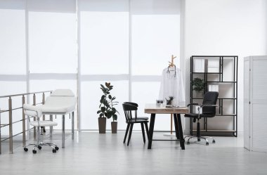 Doktorun işyeriyle modern tıp bürosu