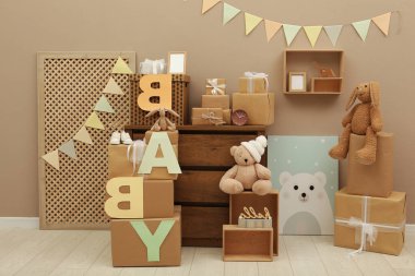 Bebek partisi için dekore edilmiş hediye kutuları ve oyuncaklar.