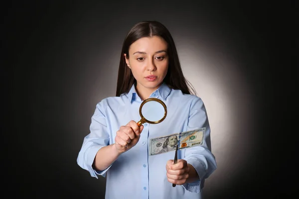 Expert Authenticating 100 Dollar Banknote Magnifying Glass Dark Background Fake — Stock Photo, Image