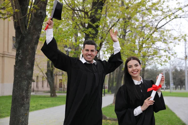Счастливые Студенты Дипломами После Выпускной Церемонии Открытом Воздухе — стоковое фото