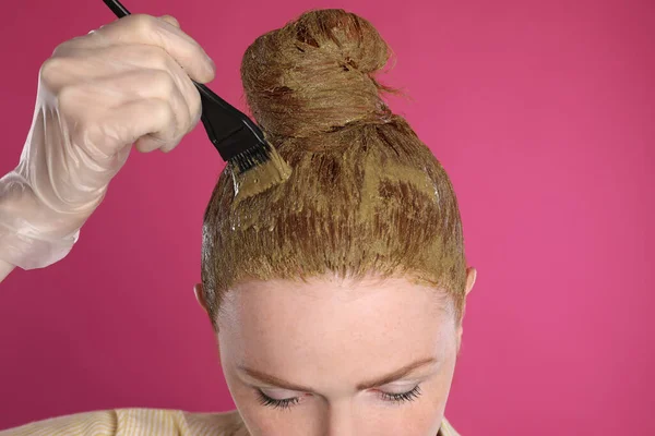 Mujer Joven Teñirse Pelo Con Henna Sobre Fondo Rosa Primer —  Fotos de Stock