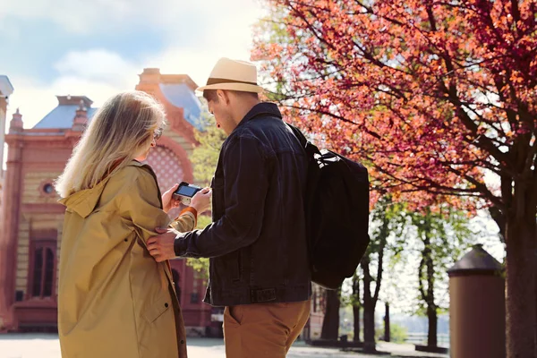 Pareja Turistas Caminando Por Calle Ciudad — Foto de Stock