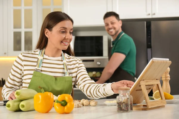 Çift Mutfakta Tabletten Online Yemek Kursunu Izlerken Birlikte Yemek Yapıyor — Stok fotoğraf