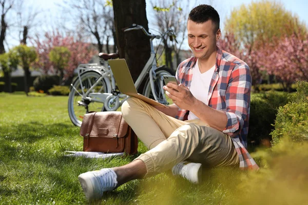 Man Med Smartphone Och Bärbar Dator Arbetar Parken — Stockfoto