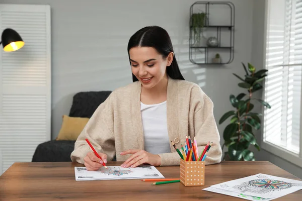 Jovem Mulher Colorir Página Stress Mesa Dentro Casa — Fotografia de Stock