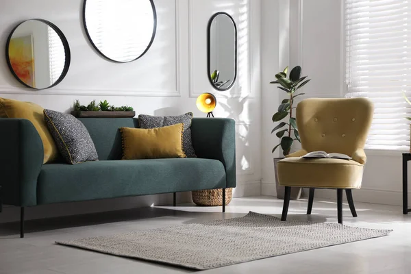 Interior Moderno Sala Estar Com Elegante Sofá Confortável — Fotografia de Stock