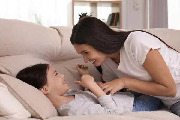 Feliz Madre Soltera Jugando Con Hija Sala Estar — Foto de Stock