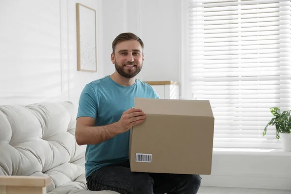 Jovem Feliz Com Parcela Casa — Fotografia de Stock