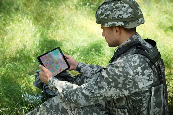 Soldado Com Mochila Usando Tablet Floresta — Fotografia de Stock