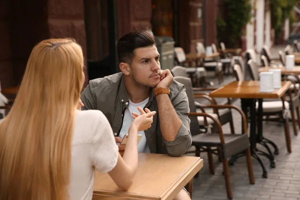 Férfi Unatkozik Első Randin Egy Túlbeszélő Fiatal Nővel Szabadtéri Kávézóban — Stock Fotó