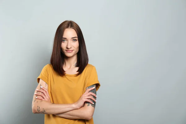 Retrato Mulher Bonita Com Cabelo Castanho Lindo Fundo Cinza Claro — Fotografia de Stock