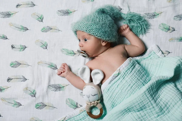 Lindo Bebé Recién Nacido Sombrero Caliente Con Chupete Juguete Cama — Foto de Stock