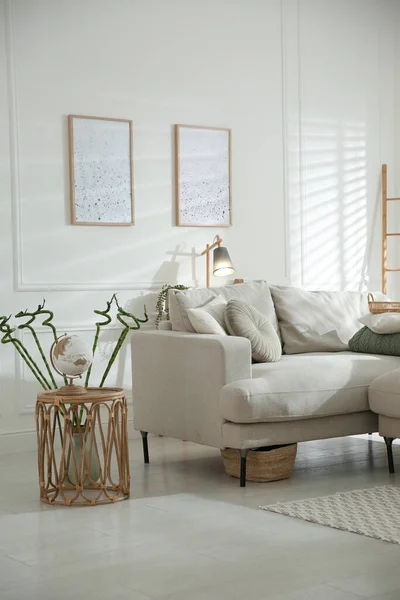 Elegante Salón Interior Con Cómodo Sofá Gris Hermosas Fotos — Foto de Stock