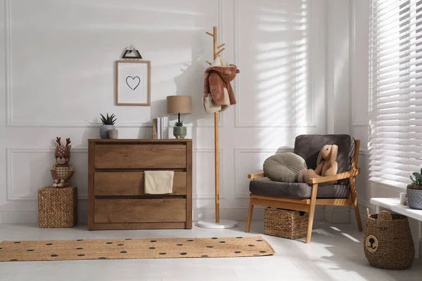 Stijlvol Interieur Met Houten Ladekast Comfortabele Fauteuil — Stockfoto