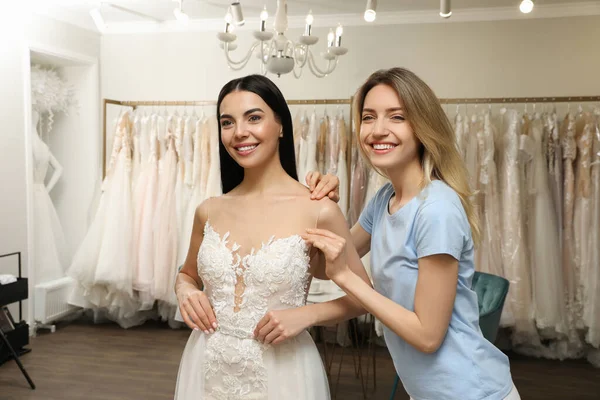 Mulher Ajudando Noiva Usar Vestido Noiva Boutique — Fotografia de Stock
