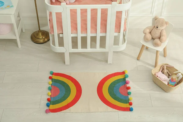 Stilvoller Teppich Mit Regenbogen Auf Dem Boden Babyzimmer — Stockfoto