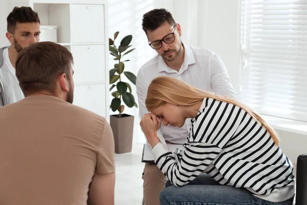 Psicoterapeuta Trabajando Con Grupo Drogadictos Sesión Terapia Interiores — Foto de Stock