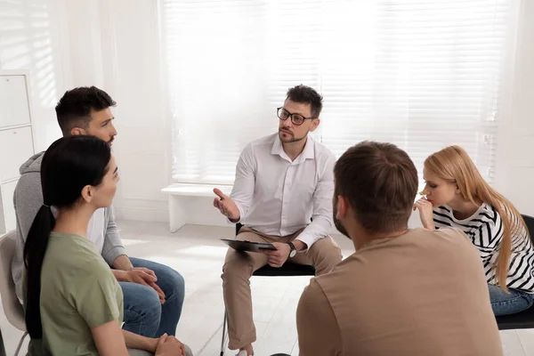 Psicoterapeuta Trabajando Con Grupo Drogadictos Sesión Terapia Interiores — Foto de Stock