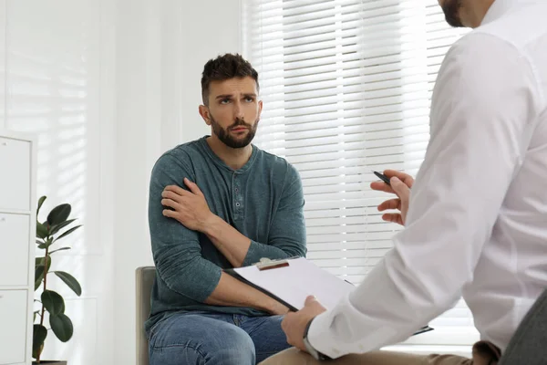 Psicoterapeuta Trabajando Con Hombre Drogadicto Interiores — Foto de Stock