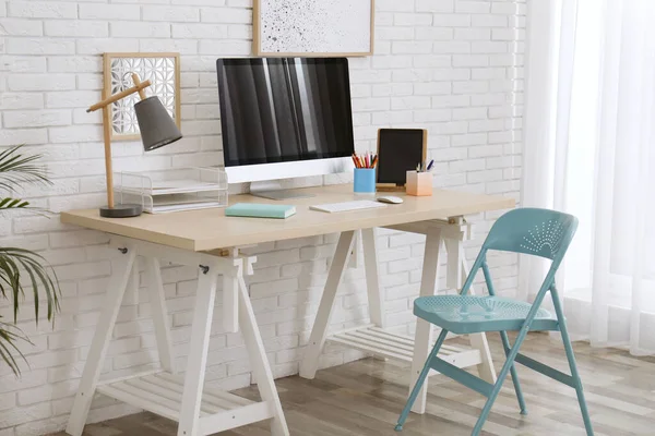 Elegante Home Office Interno Con Comodo Posto Lavoro Vicino Muro — Foto Stock