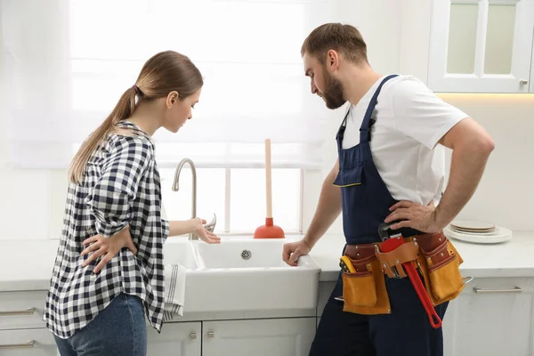 Jonge Vrouw Klagen Bij Loodgieter Verstopte Spoelbak Keuken — Stockfoto