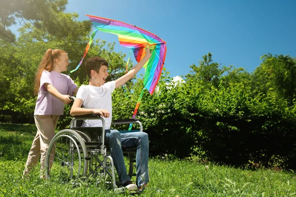 Feliz Adolescente Silla Ruedas Con Cometa Chica Parque Día Soleado — Foto de Stock