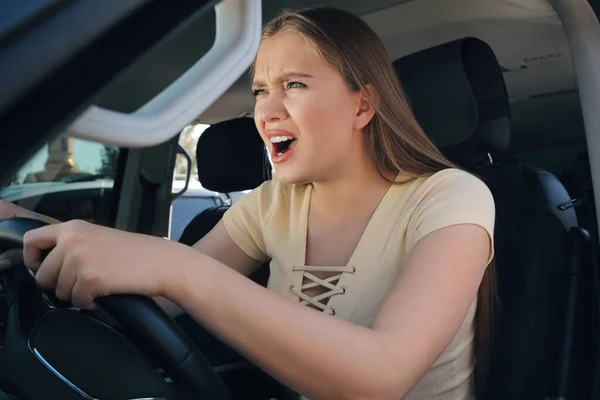 Emocjonalna Kobieta Samochodzie Agresywne Zachowanie Podczas Prowadzenia Pojazdu — Zdjęcie stockowe