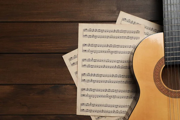 Tahta Masanın Üzerinde Gitar Müzik Notaları Olan Bir Kompozisyon Metin — Stok fotoğraf