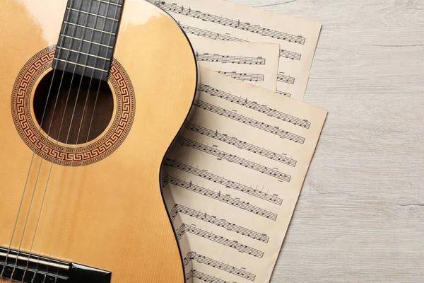 Açık Ahşap Masa Üzerinde Gitar Müzik Notaları Ile Kompozisyon Düz — Stok fotoğraf