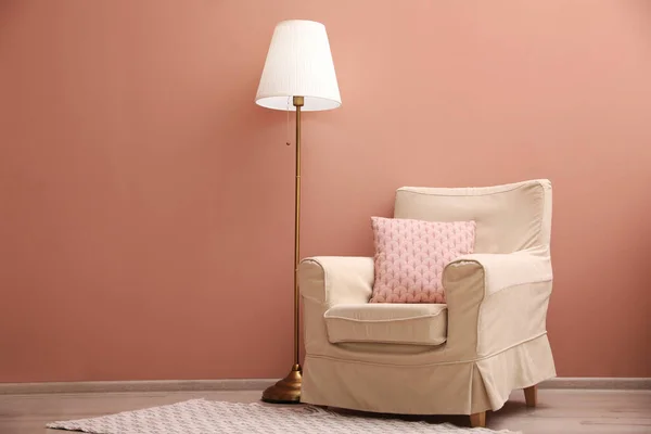 Comfortabele Fauteuil Lamp Buurt Van Roze Wand Binnen Ruimte Voor — Stockfoto