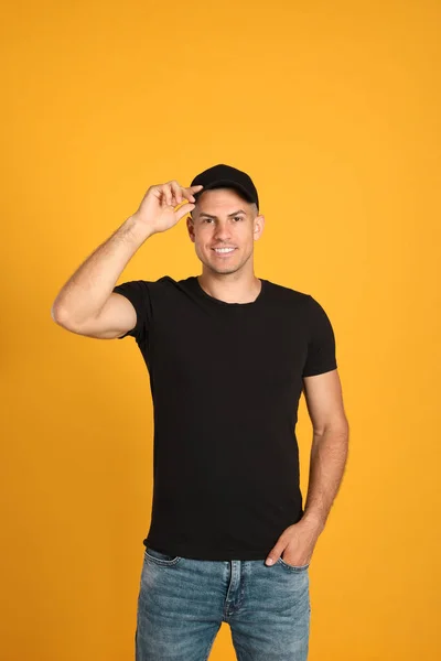 Hombre Feliz Con Gorra Negra Camiseta Sobre Fondo Amarillo Burla — Foto de Stock