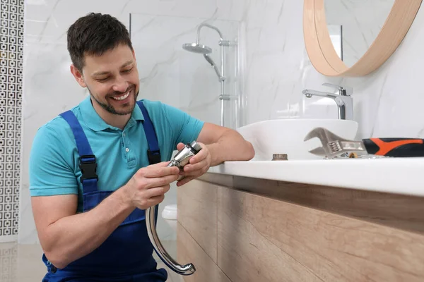 Professionele Loodgieter Vaststelling Van Water Kraan Badkamer — Stockfoto