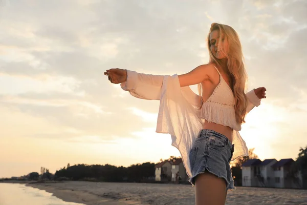 Hermosa Joven Playa Atardecer — Foto de Stock