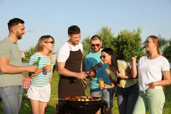 Grup Prieteni Gătit Alimente Grătar Grătar Parc — Fotografie, imagine de stoc