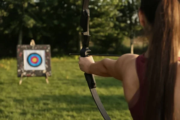 Mujer Con Arco Flecha Apuntando Objetivo Tiro Con Arco Parque — Foto de Stock