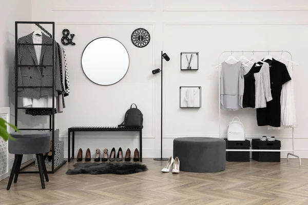 Omklädningsrum Med Snygga Kläder Skor Och Accessoarer Elegant Inredning — Stockfoto