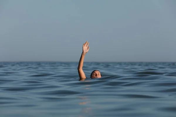 Topící Žena Sahá Pro Pomoc Moři — Stock fotografie