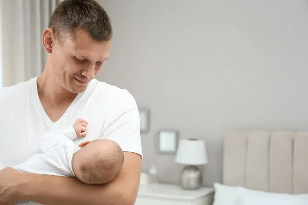 Lycklig Far Håller Sin Söta Bebis Hemma Utrymme För Text — Stockfoto