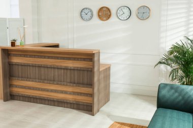 Ahşap resepsiyonlu otel lobisi. Şık bir iş yeri