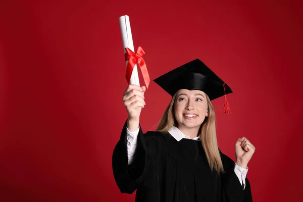 Boldog Diák Diploma Piros Háttér — Stock Fotó