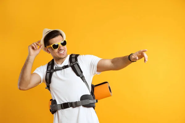 Male Tourist Travel Backpack Yellow Background — Stock Photo, Image