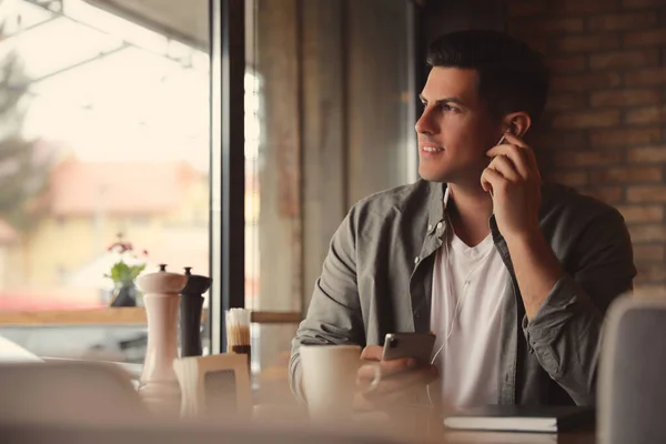 Homem Com Smartphone Ouvindo Audiobook Mesa Café — Fotografia de Stock