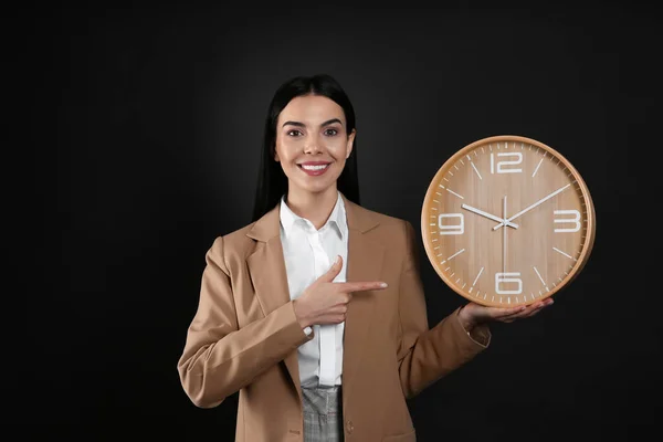 Empresaria Sosteniendo Reloj Sobre Fondo Negro Gestión Del Tiempo — Foto de Stock