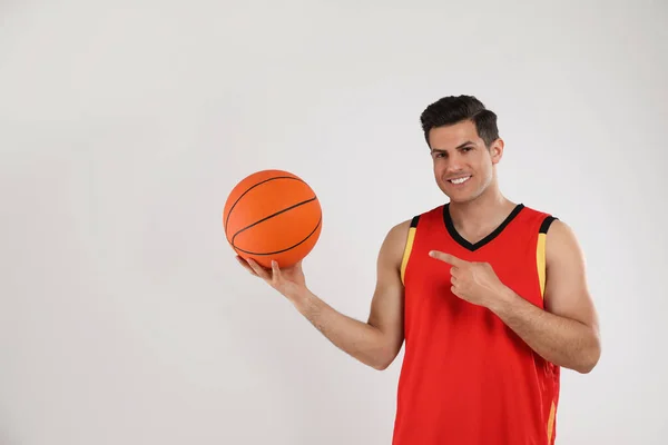 Jugador Baloncesto Con Balón Sobre Fondo Gris Espacio Para Texto — Foto de Stock