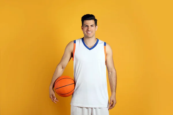 Basketballspieler Mit Ball Auf Gelbem Hintergrund — Stockfoto