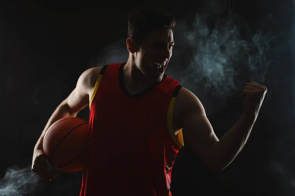 Pemain Basket Dengan Bola Latar Belakang Hitam — Stok Foto