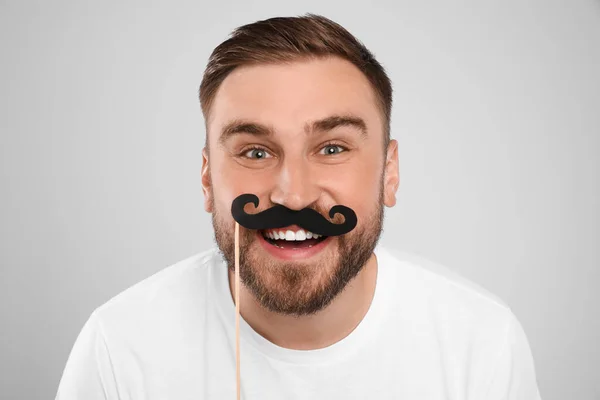 Homme Drôle Avec Fausse Moustache Sur Fond Gris Clair — Photo