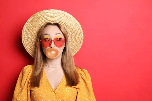 Mulher Nova Moda Com Maquiagem Brilhante Soprando Bubblegum Fundo Vermelho — Fotografia de Stock