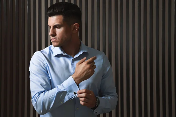 Hombre Guapo Elegante Que Pone Gemelo Cerca Pared Madera Espacio —  Fotos de Stock