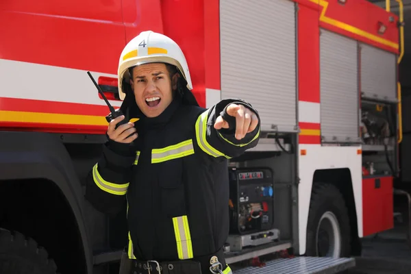 Egyenruhás Tűzoltó Hordozható Rádióval Tűzoltóautó Közelében Szabadban — Stock Fotó